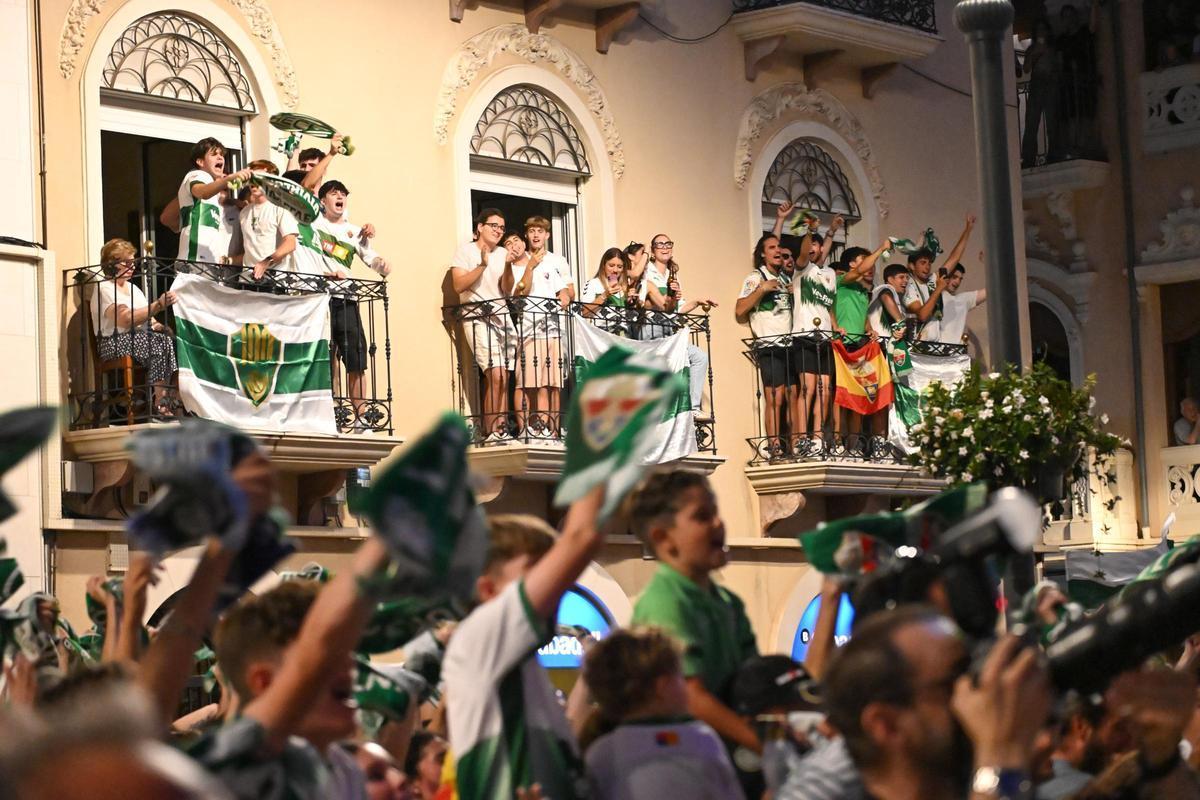 Los balcones de la Plaça de Baix se llenaron también para vivir la fiesta del ascenso del Elche CF