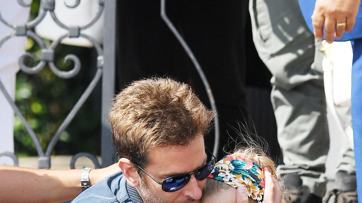 Bradley Cooper y su hija Lea abandonando el Festival del Cine de Venecia