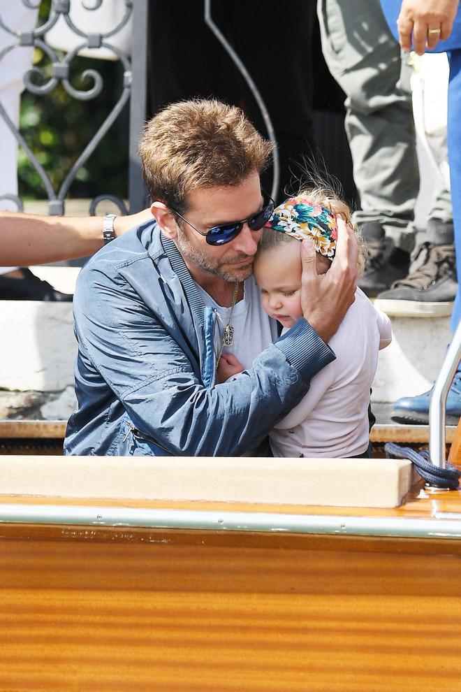 Bradley Cooper y su hija Lea abandonando el Festival del Cine de Venecia