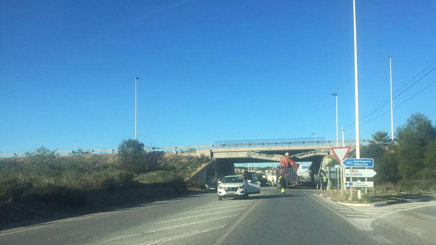 Un camión grúa colisiona con el puente de la N-332 sobre la CV-95 en Torrevieja