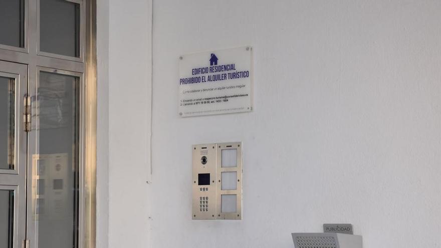Imagen de archivo de un cartel en Ibiza que alerta en un edificio de la prohibición del alquiler turístico.