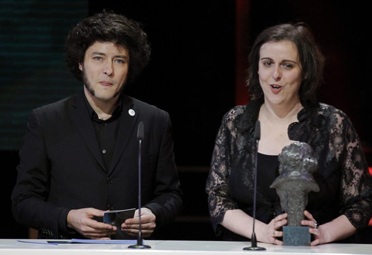 Bernat Vilaplana y Elena Ruíz agradecen el Goya al mejor montaje por su trabajo en ’Lo imposible’.