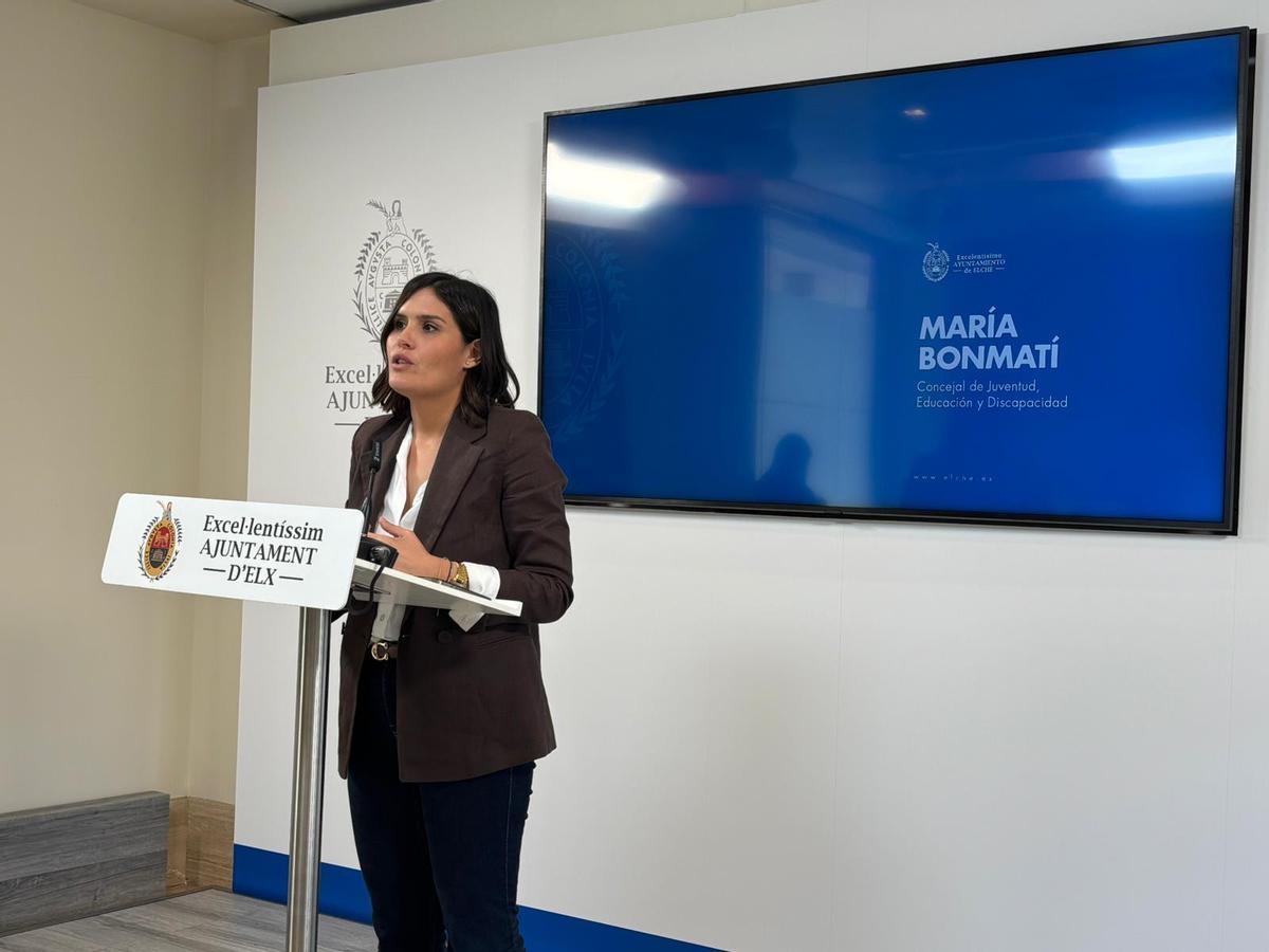 Edil de Educación, María Bombatí, en una rueda de prensa.