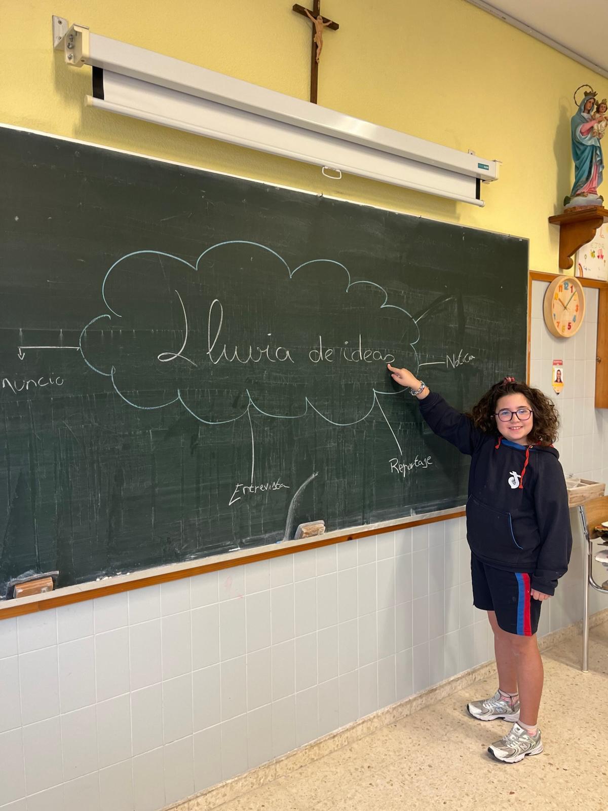 Alumna del Sagrado Corazón durante la lluvia de ideas.