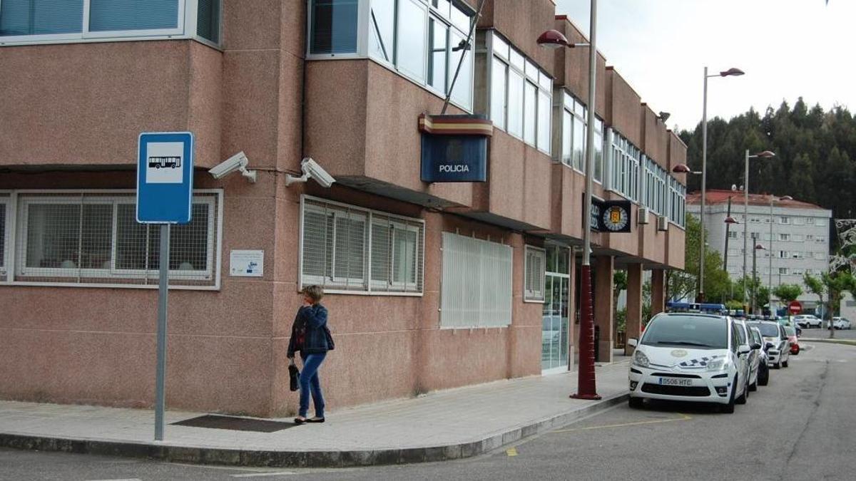 Susto en Redondela por un vecino que tiraba cosas a la calle por la ventana de su casa