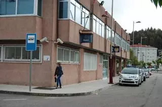 Susto en Redondela por un vecino que tiraba cosas a la calle por la ventana de su casa