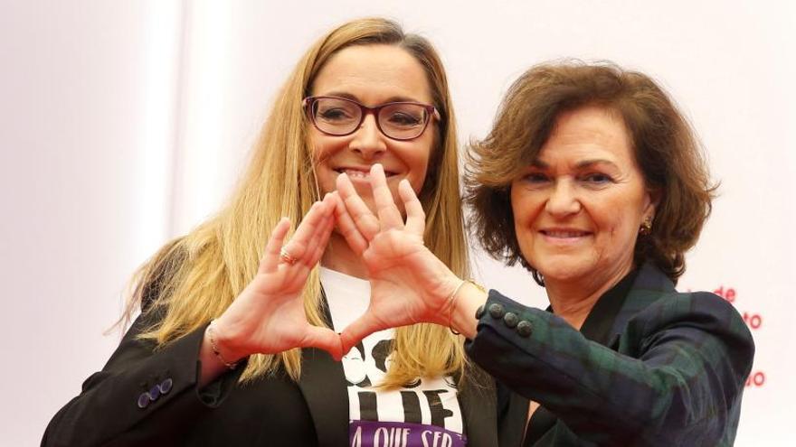 Carmen Calvo (d), junto a la secretaria de Igualdad del PSOE en Madrid, Lorena Morales .