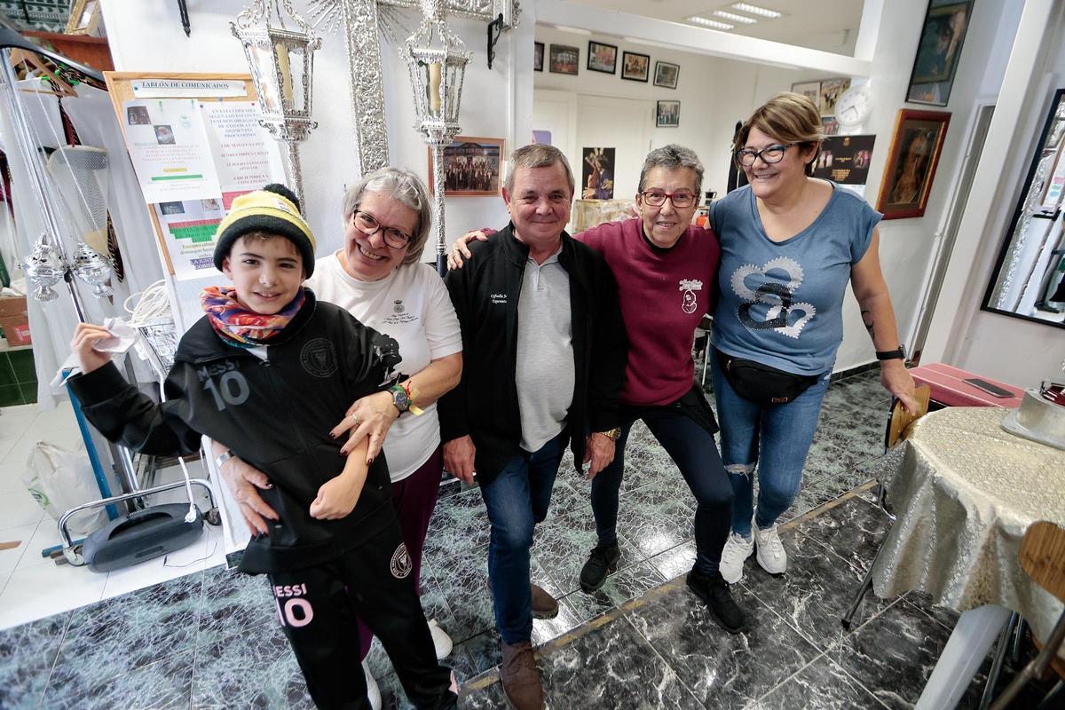 Mariloli junto a algunos compañeros de la Cofradía en el local que tienen en Santa Cruz de Tenerife.