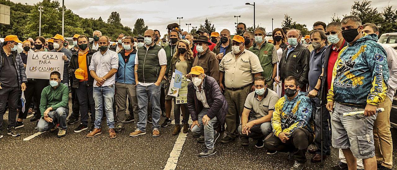 Los participantes en la manifestación convocada por las sociedades de pesca y caza, en el aparcamiento del estadio Carlos Tartiere (Oviedo). | Irma Collín | IRMA COLLÍN