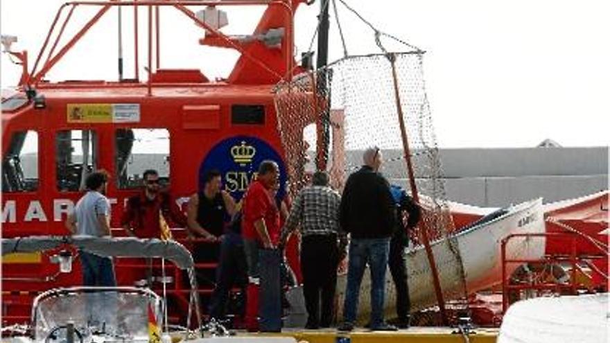 L&#039;embarcació va arribar al port de Canyelles després de ser reflotada des de més de 21 metres de profunditat.