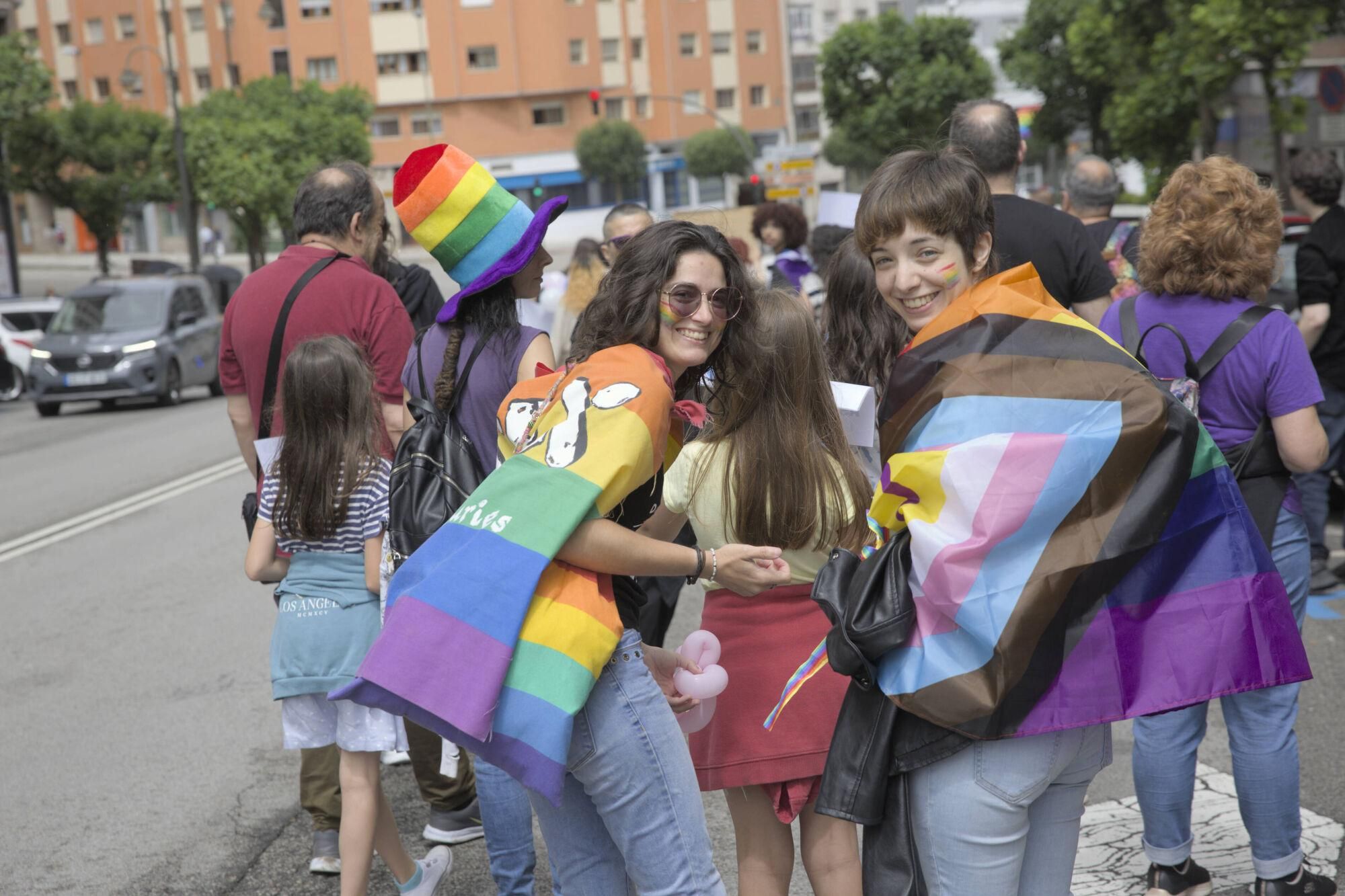 En imágenes: Así fue la manifestación LGTBI de Avilés, con "Santina de Queervadona" incluida