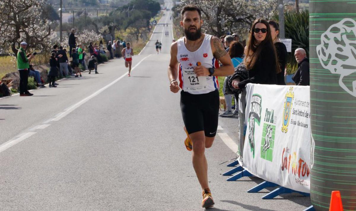 El atleta David Grille a punto de proclamarse campeón. | JUAN A. RIERA.