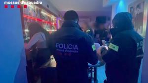 Les màfies de prostitució a Catalunya utilitzen cada vegada més les xarxes per captar víctimes i les exploten en pisos