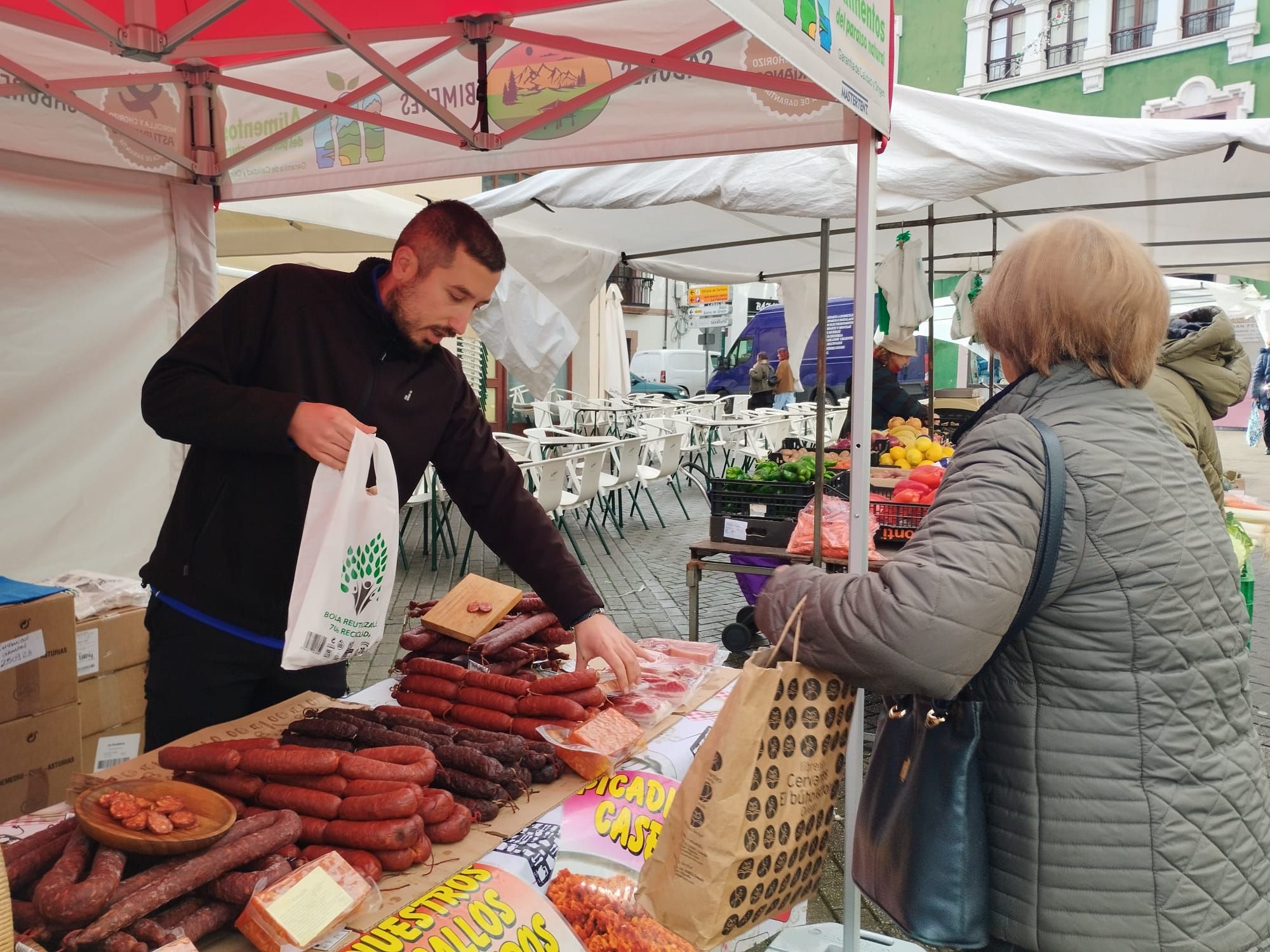 El mercado de los miércoles en Grado: así es la cita con los productos de la huerta