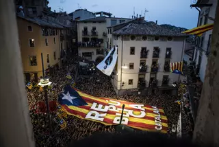 L'estelada gegant i més de les habituals als balcons donen el tret de sortida a una Patum emotiva