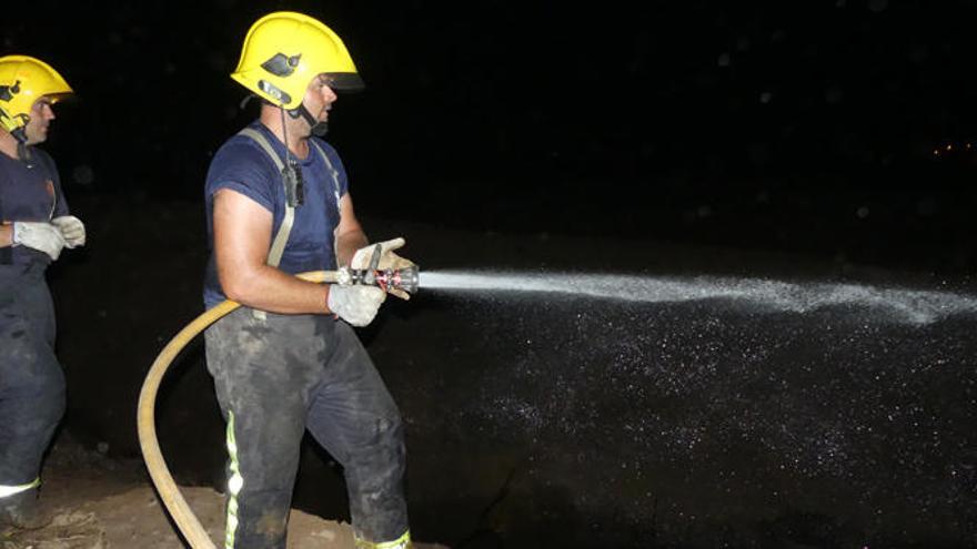 Bomberos trabajan en el incendio de anoche en La Unión.