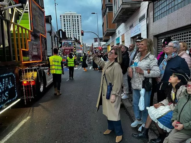Inma Medina presencia el desfile a su paso por Alcaravaneras