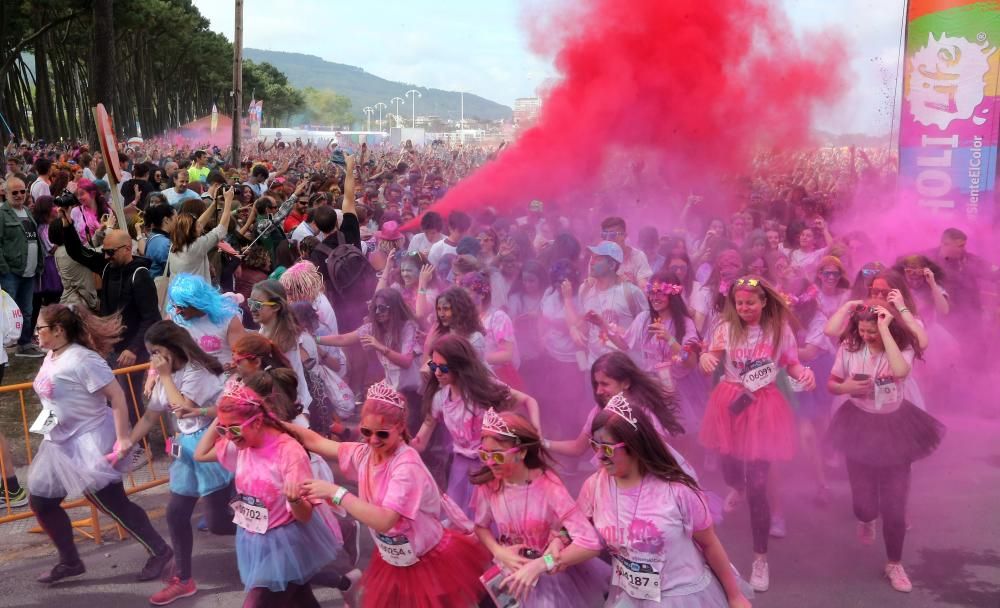 Miles de "corredores" participan en una nueva edición de la Holi Run en Vigo