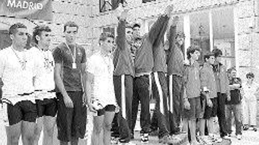 Los campeones del cuatro scull juvenil saludan en el podio. / c.r.m../E.G.