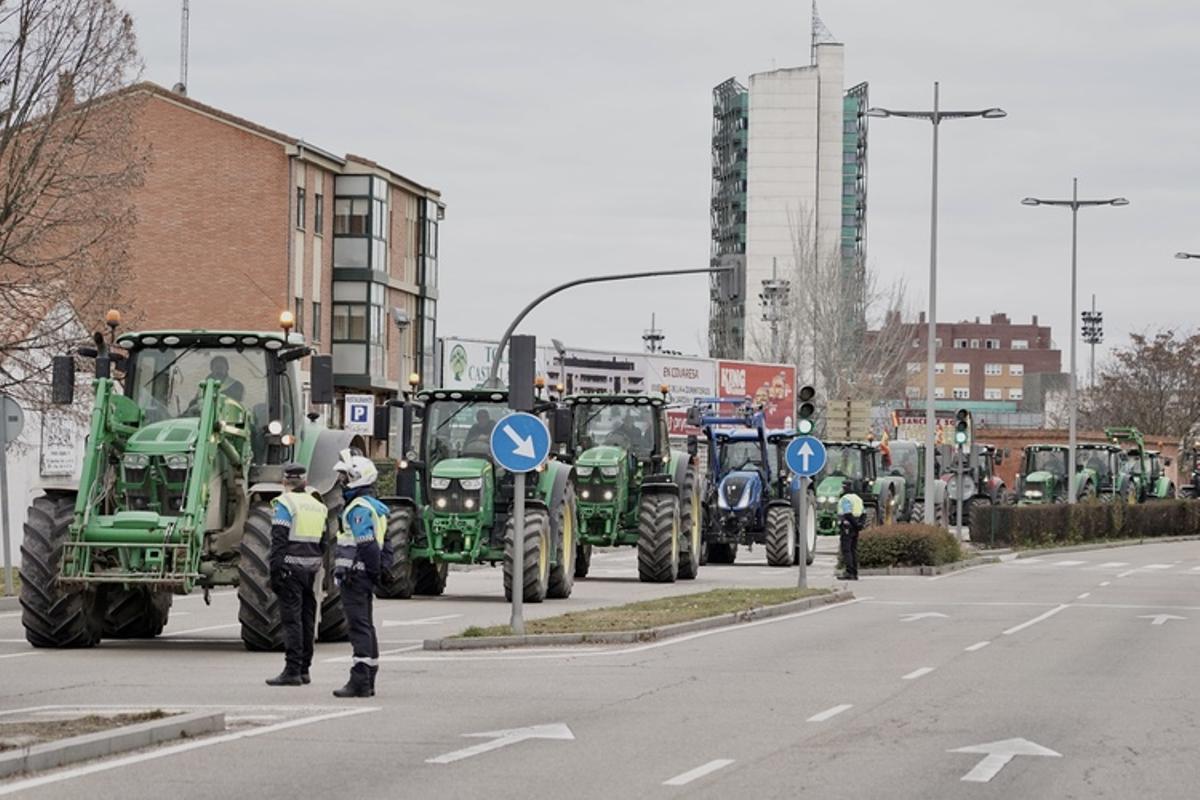 Tractores se dirigen a la puerta de las Cortes de Castilla y León para mostrar su rechazo al acuerdo con Mercosur.