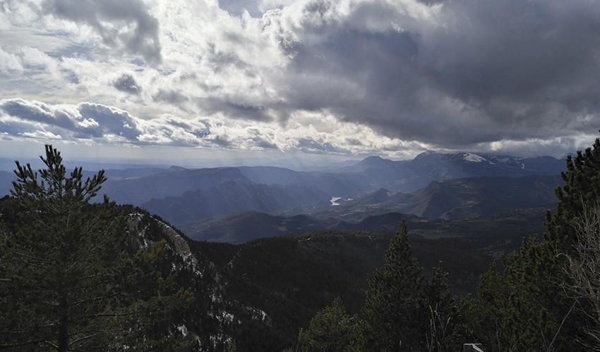 Solsonès. Dimarts a la tarda el nostre lector va fer aquesta fotografia panoràmica. Hi podem observar un paisatge ben enuvolat i, al fons, la Llosa del Cavall.