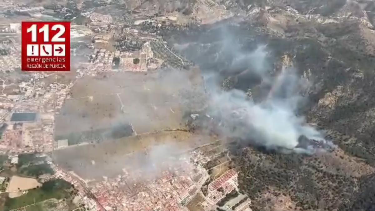 Murcia pide ayuda al Estado contra un incendio forestal en el parque regional de El Valle