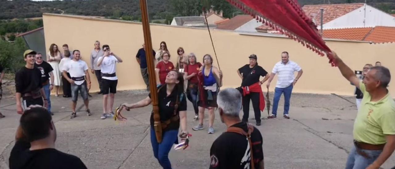 Una mujer baila el pendón, tocando al mismo tiempo las catañuelas. | E. P.