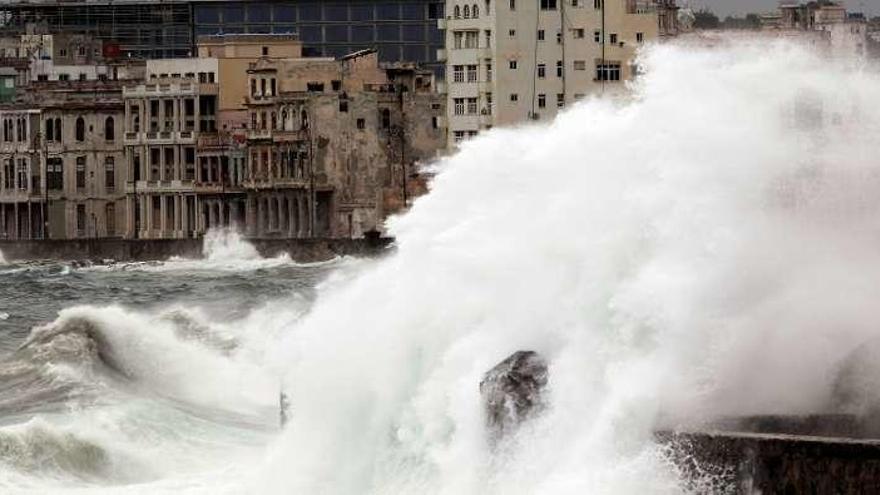 Las olas batiendo sobre el malecón en La Habana.