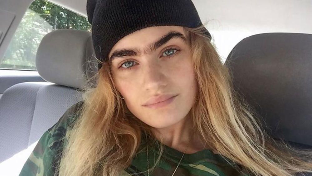 La modelo Sophia Hadjipanteli, impulsora del movimiento #unibrow, quiere cambiar los cánones de la belleza occidental.