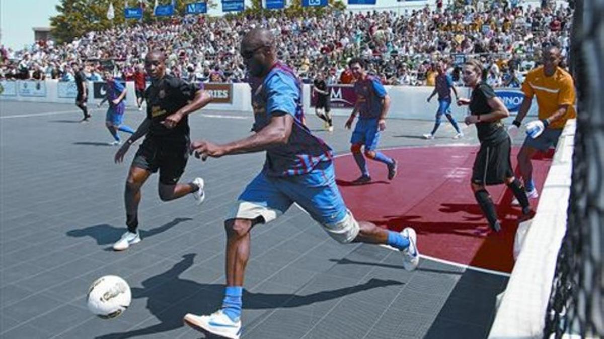 Futbolero 8Kobe Bryant (en primer término, de azulgrana) disputa un balón con Guardiola al fondo, ayer en Washington.