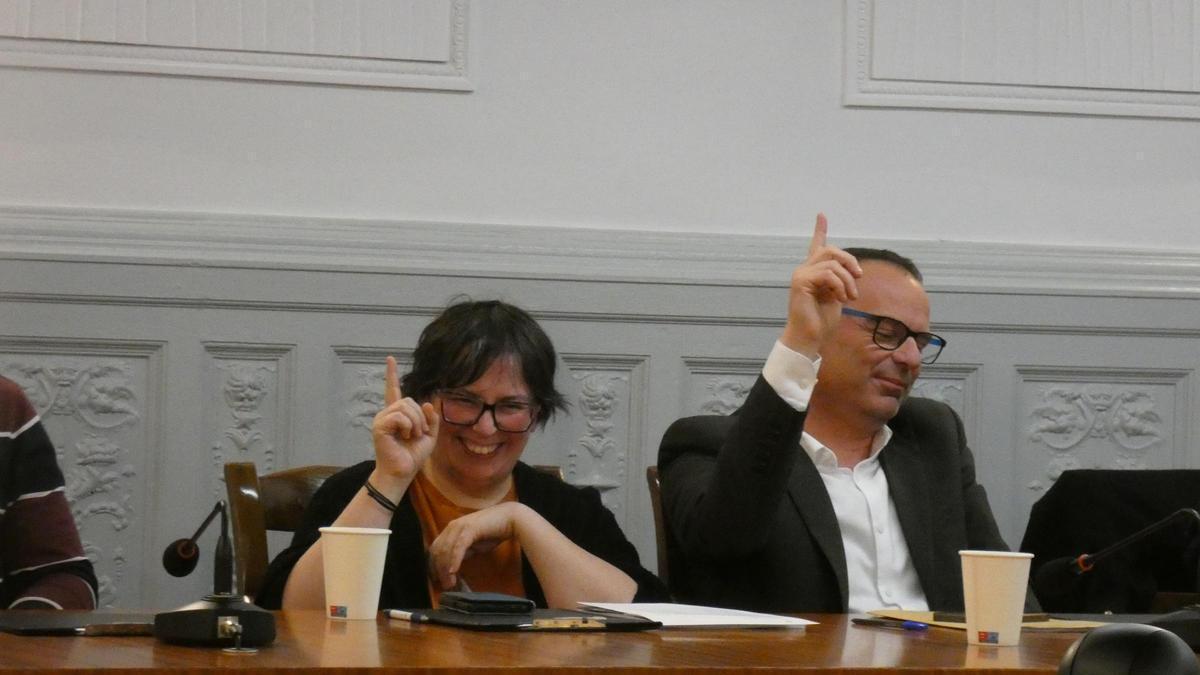 Els regidors socialistes Anna-Belén Avilés i Enric Pérez abstenint-se