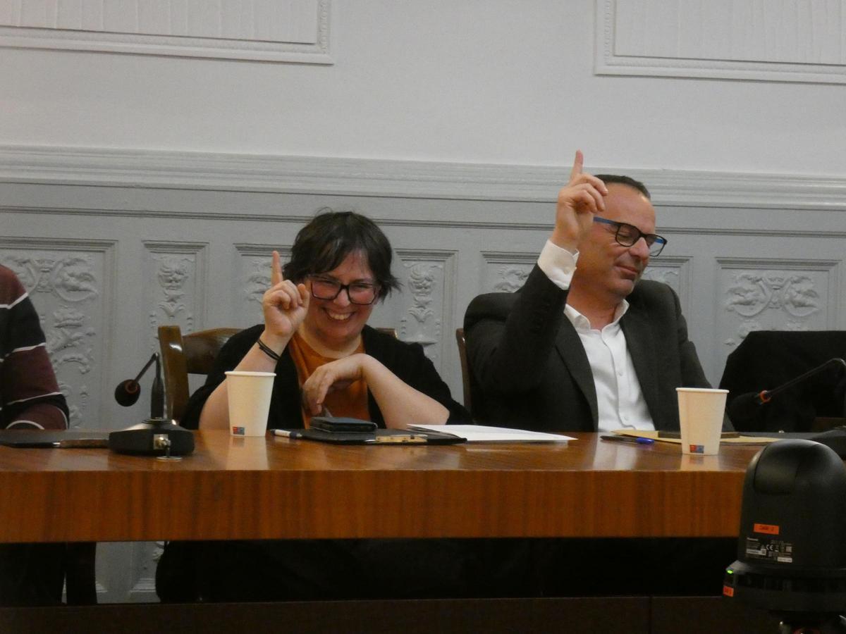 Els regidors socialistes Anna-Belén Avilés i Enric Pérez abstenint-se