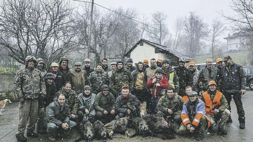 Cazadores sanabreses con los resultados de una montería al lobo y al jabalí.