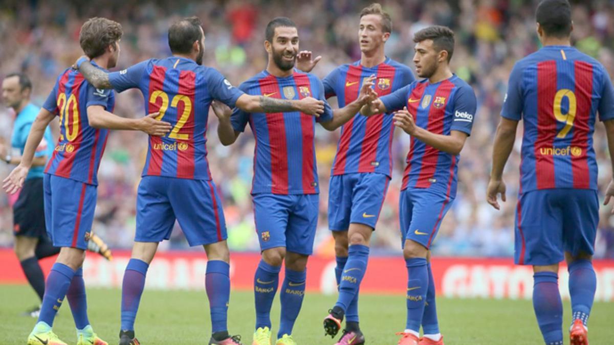 Los jugadores del Barça celebran el gol de Arda Turan