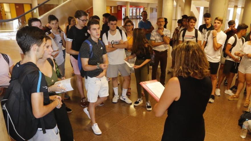 Alumnos durante las pruebas que se realizaron en la UMH el año pasado.