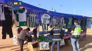 Un detenido entre los seis investigados por vender camisetas falsas del Córdoba CF junto al estadio El Arcángel