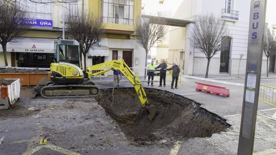 Las perforaciones en una tubería provoca un gran socavón en  Badajoz