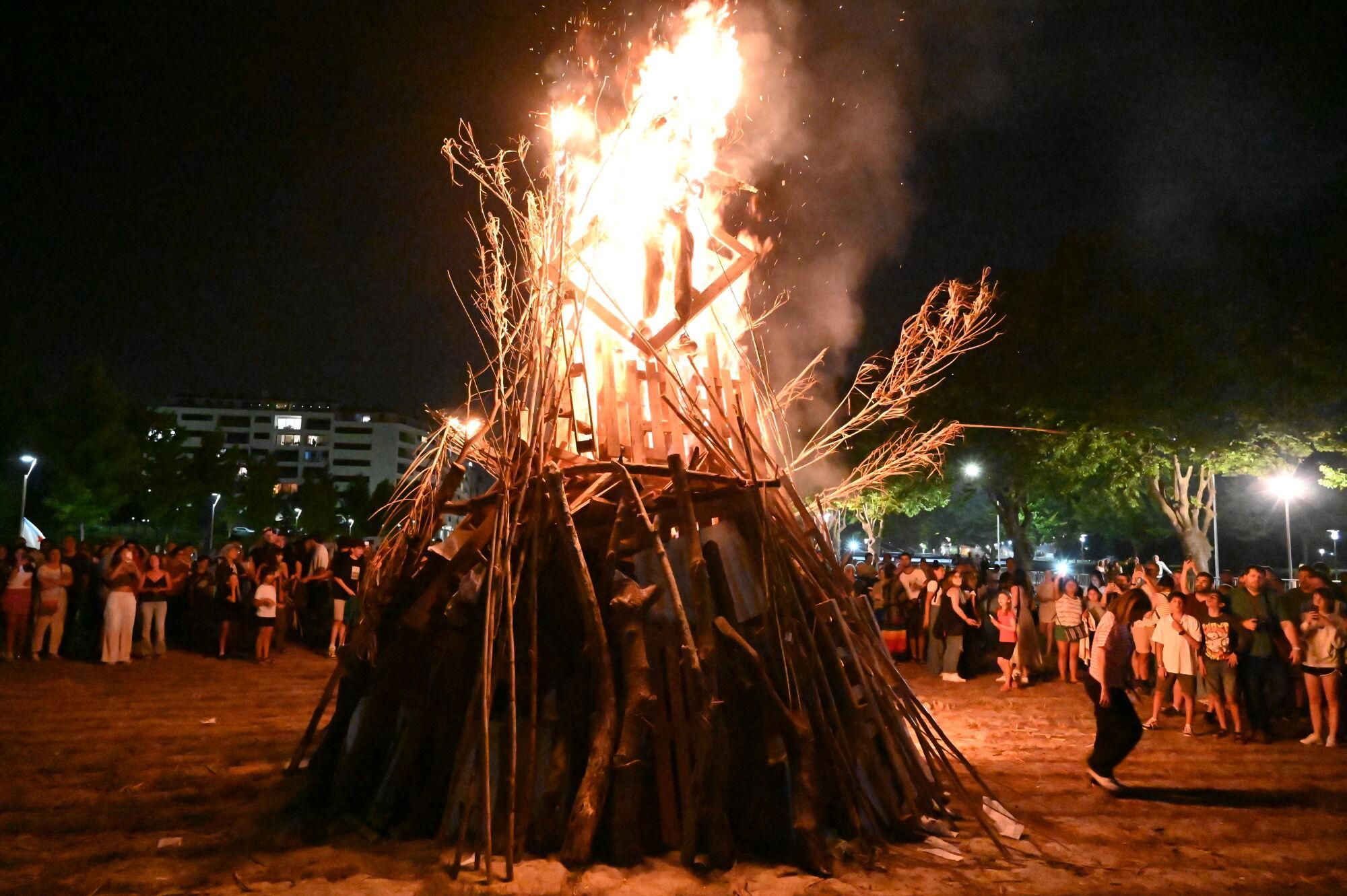 PONTEVEDRA.Encendido de la hoguera de San Juan