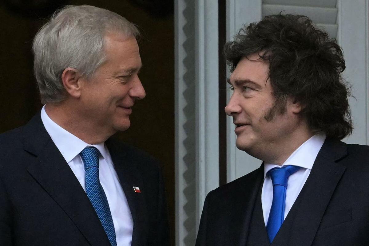 El presidente de Chile, José Antonio Kast, y el de Argentina, Javier Milei, este lunes en el balcón de la Casa Rosada, la sede de la presidencia argentina.