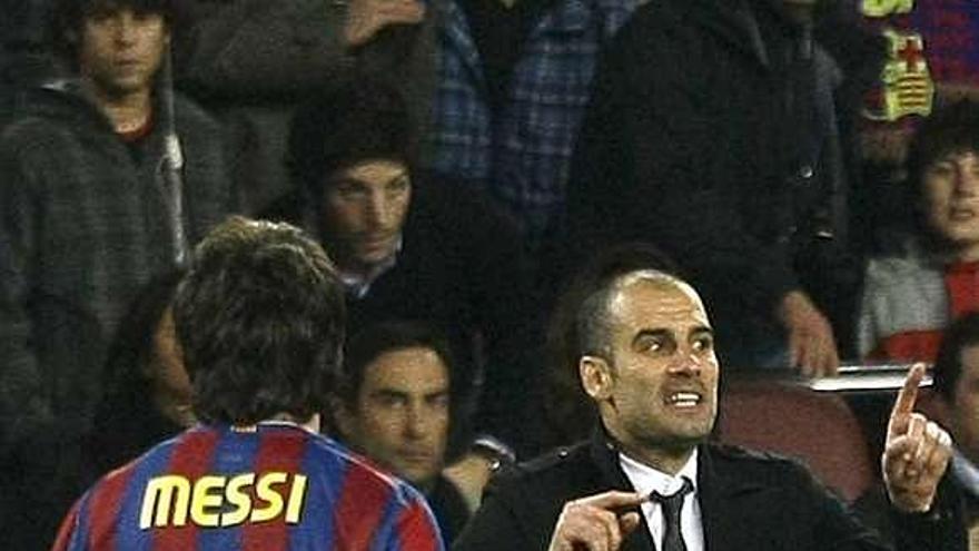 Messi, anteayer, atento a las instrucciones de Guardiola. / gustau nararino