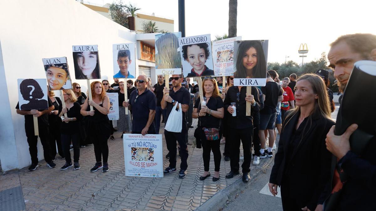 La madre de Ilan, a la derecha, en el arranque de la manifestación contra el acoso escolar.