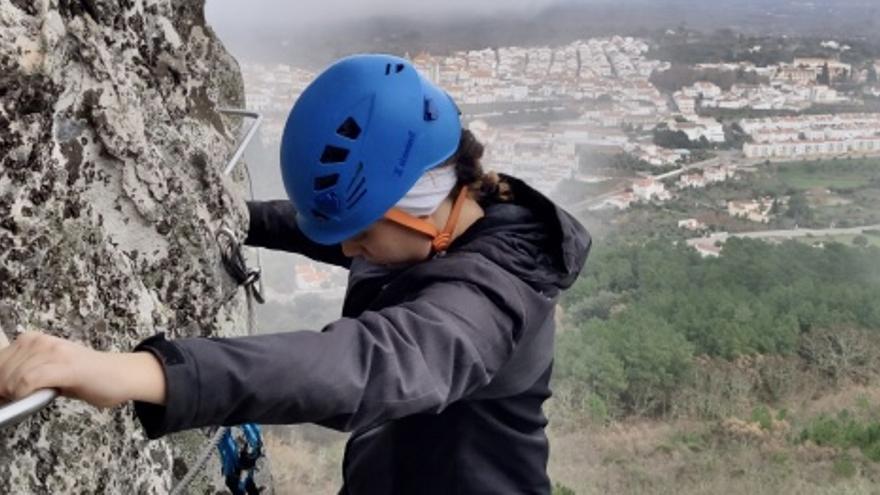 Cables de acero sin rematar, con filamentos sueltos, según se desprende de la denuncia.