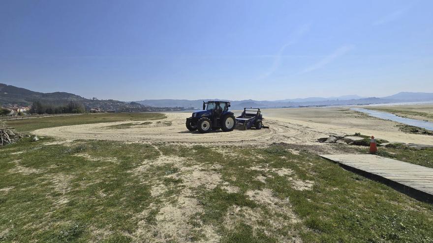 Moaña pone a punto sus playas tras la carta de Costas