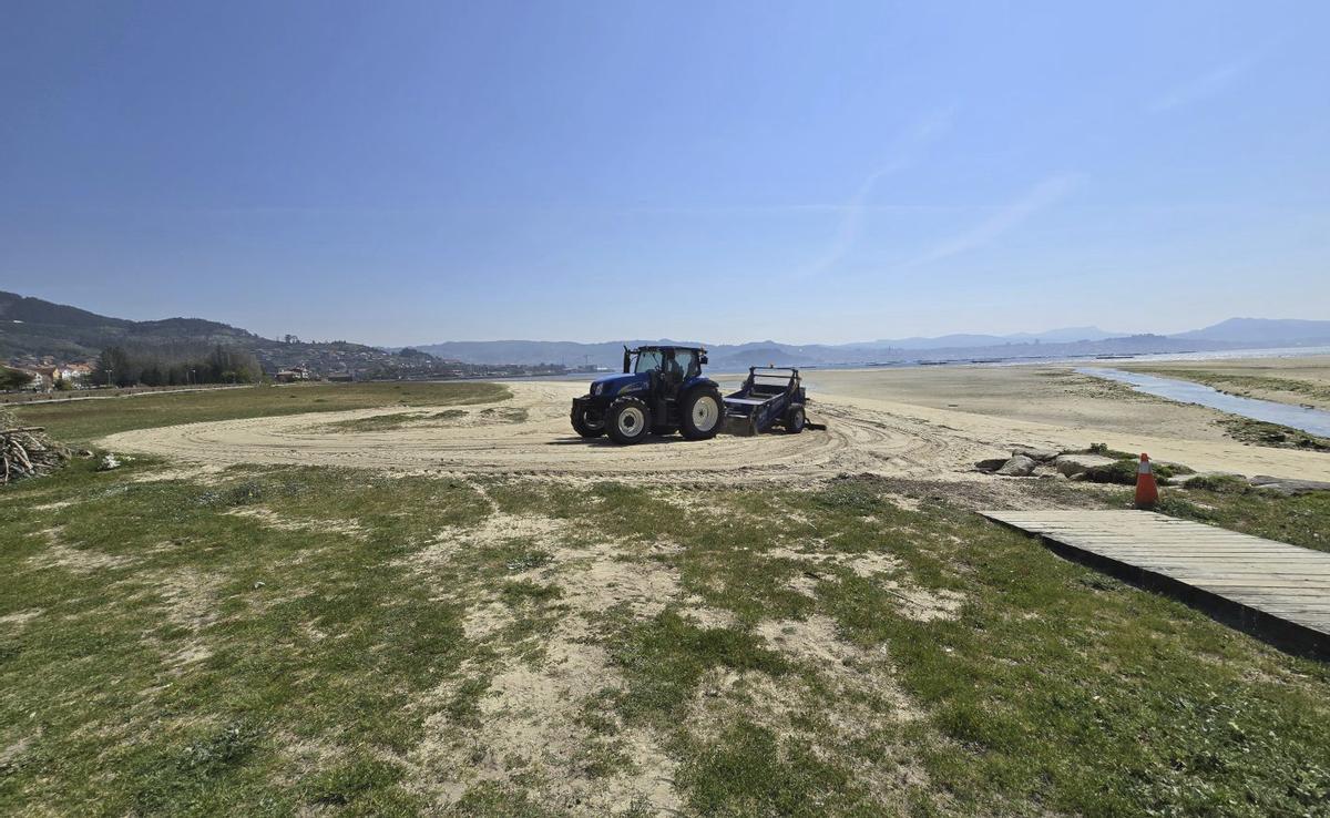 El tractor del Concello de Moaña trabajando ayer en la playa de A Xunqueira. | G.N.