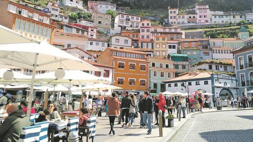 Turistas disfrutando del domingo en Cudillero.