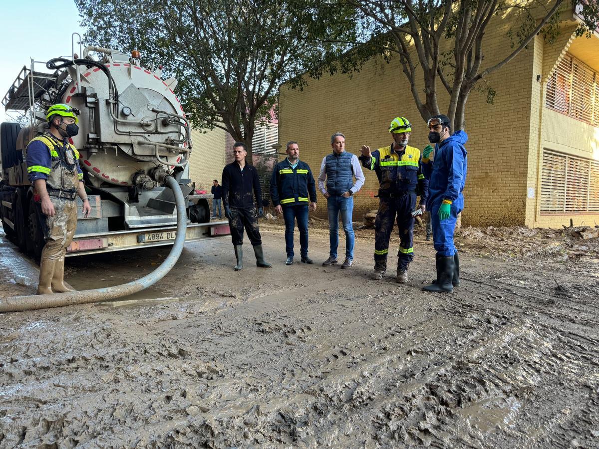 Gil Jódar también visitaba al equipo de Emergencias desplazado a Massanassa.