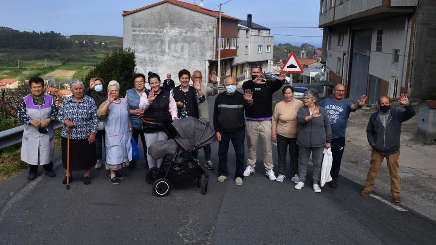 Protesta de vecinos de Suevos en 2022 para exigir mejoras en la carretera. |   // VÍCTOR ECHAVE