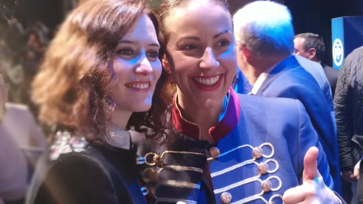 Lucía Fernández Alonso con Isabel Díaz Ayuso.