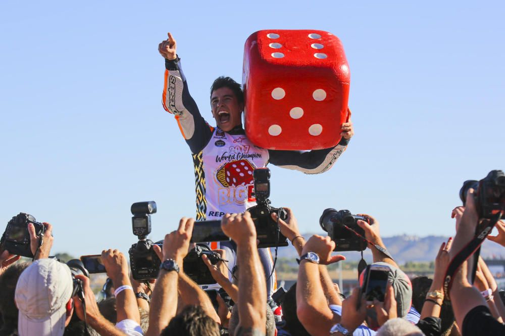 El piloto de MotoGP Marc Marquez celebró en el circuito Ricardo Tormo de Cheste su cuarto título mundial. Con solo 24 años se ha convertido en el mas joven de la historia en disponer de cuatro coronas de la clase reina.