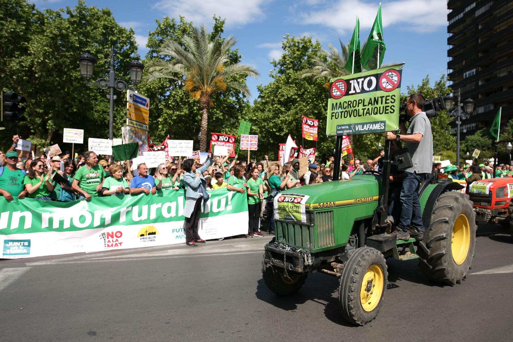 Una marea verde de 52 tractores y 700 personas grita en Castelló no a las macroplantas solares